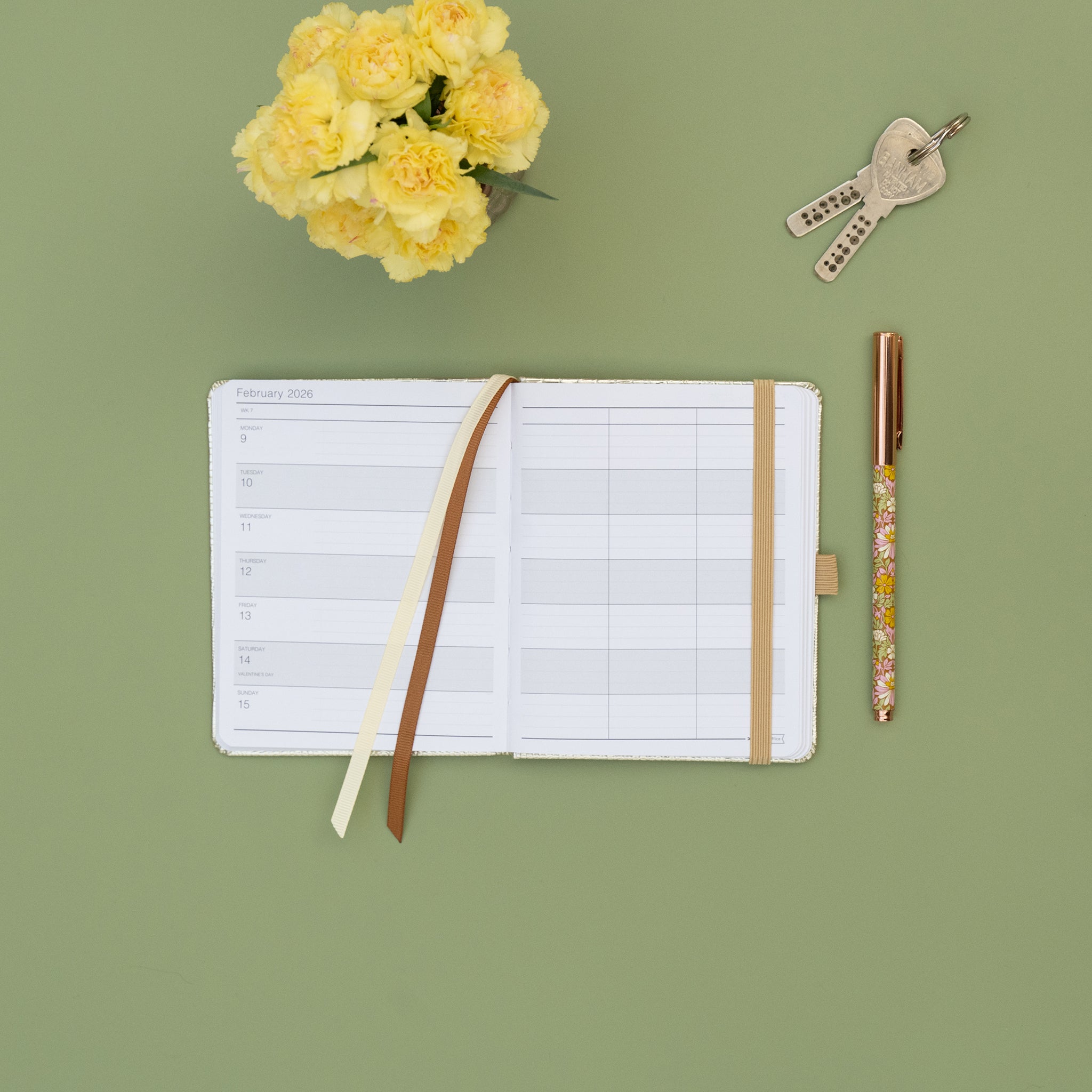 Mum's School Year Diary 2025-26 (Lemon) - Medium Sized Academic 2025-26